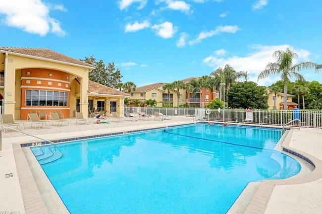 6300 Aragon Way, Unit Apt. 207 in Ft. Myers, FL - Foto de edificio - Building Photo