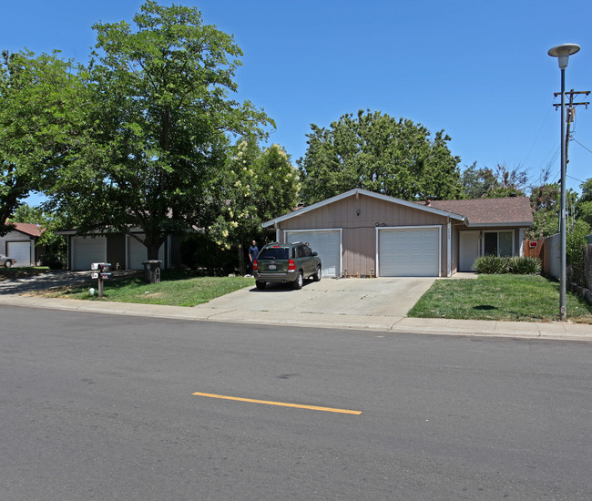 3433-3439 Viking Dr in Sacramento, CA - Foto de edificio - Building Photo