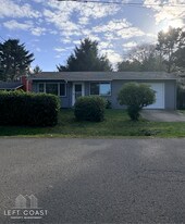 310 S Point St in Depoe Bay, OR - Building Photo