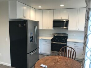 430 E Bixby Rd in Long Beach, CA - Building Photo - Building Photo