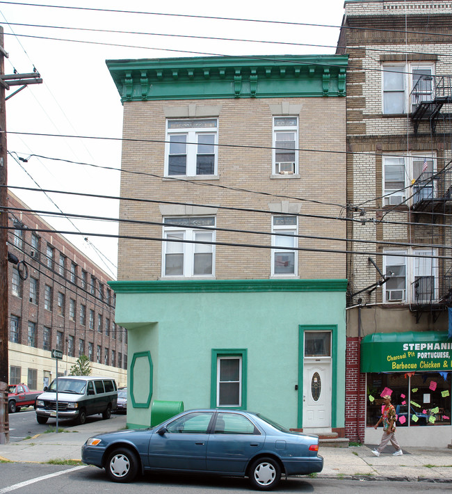 6314 Broadway in West New York, NJ - Foto de edificio - Building Photo