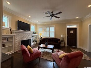 402 W Elsmere Pl in San Antonio, TX - Building Photo - Building Photo