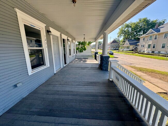 1229 9th Ave, Unit 1231 in Rock Island, IL - Building Photo - Building Photo