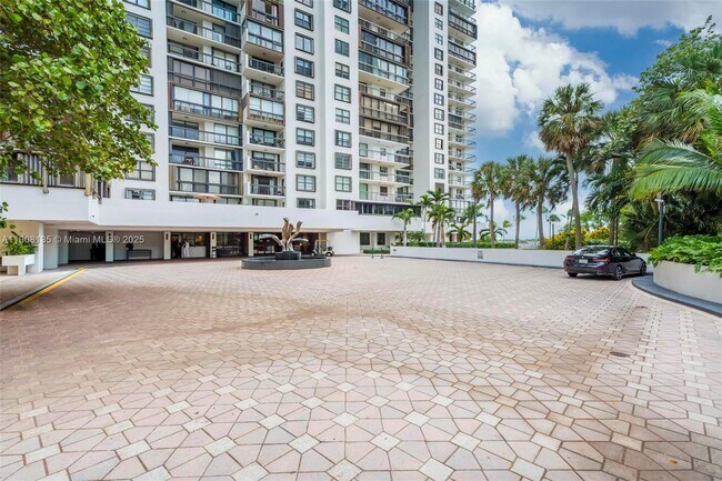 2333 Brickell Ave in Miami, FL - Building Photo - Building Photo
