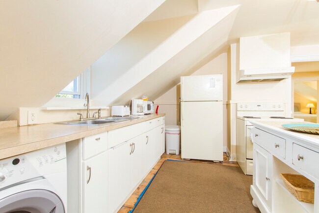 95 Coggeshall Ave, Unit 4 in Newport, RI - Building Photo - Building Photo