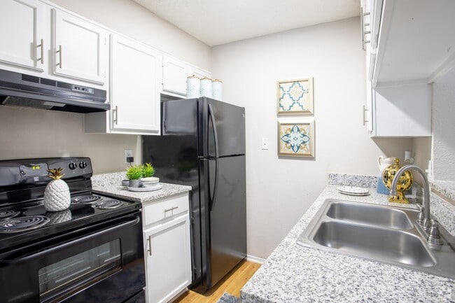 8926 N Lamar Blvd, Unit 05-0515 in Austin, TX - Foto de edificio - Building Photo