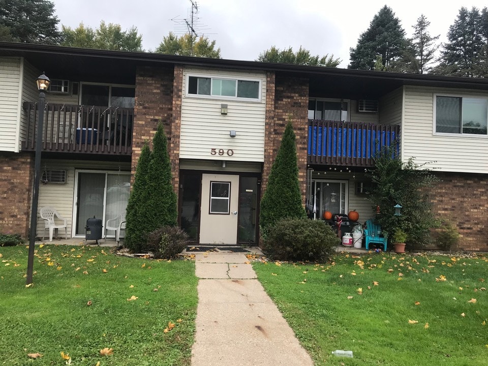 590 Knowlton St, Unit 104 in Waterloo, WI - Foto de edificio