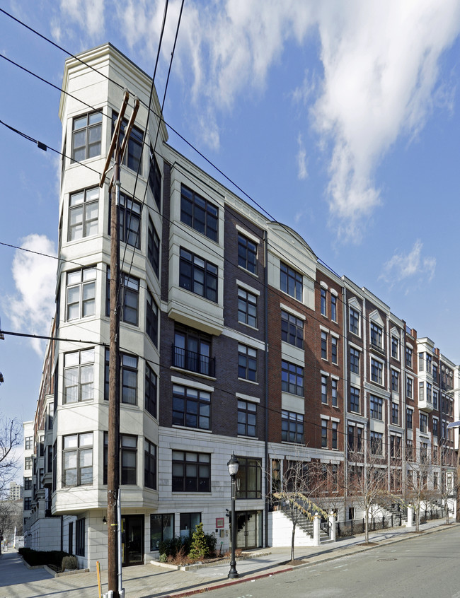 1300 Grand St in Hoboken, NJ - Foto de edificio - Building Photo