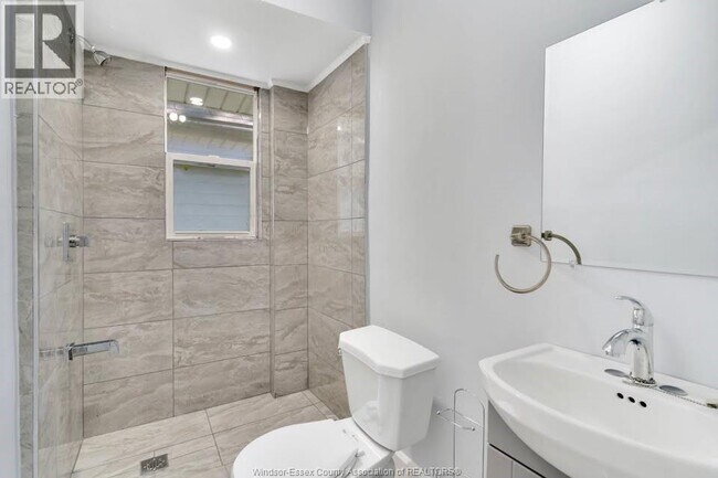 516 Oak Ave in Windsor, ON - Foto de edificio - Building Photo