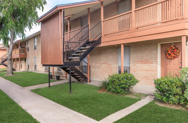 Sunset Village Apartments in Alice, TX - Building Photo - Building Photo