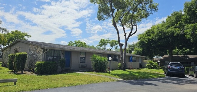 Crystal Court Apartments in Lakeland, FL - Foto de edificio - Building Photo