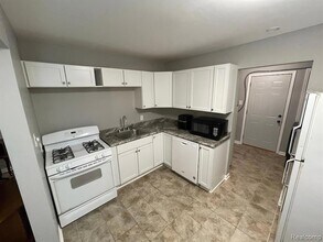 6102 Harrison St, Unit F in Garden City, MI - Building Photo - Building Photo