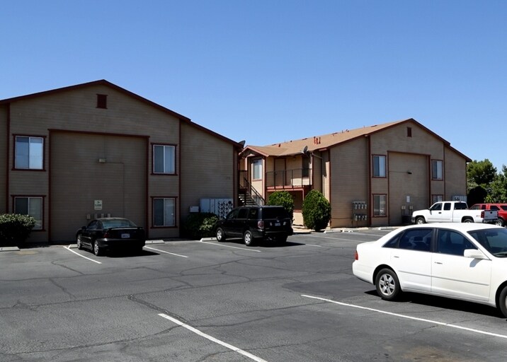 Norma Street in Ridgecrest, CA - Foto de edificio