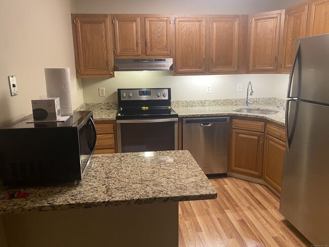 704 Twin Circle Dr in South Windsor, CT - Building Photo - Building Photo