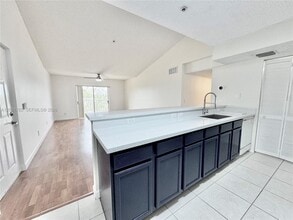 9905 Westwood Dr in Tamarac, FL - Foto de edificio - Building Photo