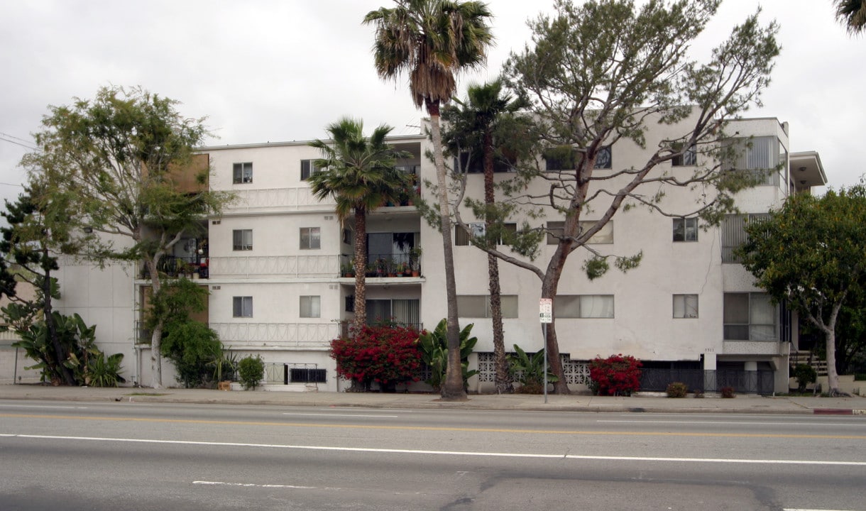 The West Olympic Apartments in Los Angeles, CA - Building Photo