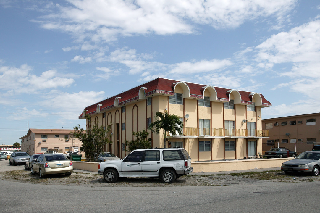 1085 W 27th St in Hialeah, FL - Building Photo