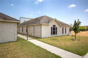 8 Bahamas Dr in Edinburg, TX - Building Photo