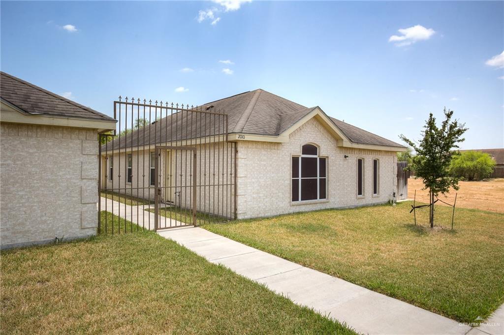 2010 Bahamas Dr-Unit -4 in Edinburg, TX - Building Photo