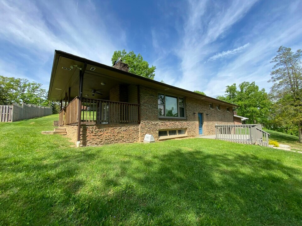 166 Oakview Dr in Kenova, WV - Building Photo