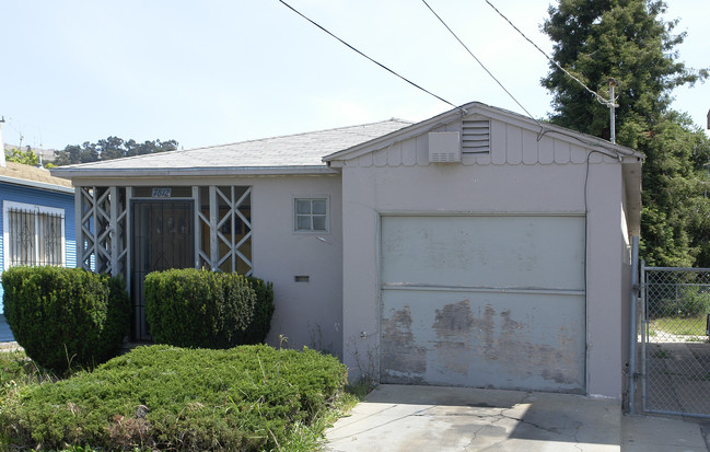 7812 Hillside St in Oakland, CA - Building Photo - Building Photo