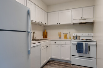 Towne Parc Apartments in Gainesville, FL - Building Photo - Interior Photo