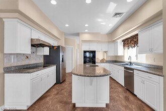 7956 Marbella Cir in Las Vegas, NV - Building Photo - Building Photo