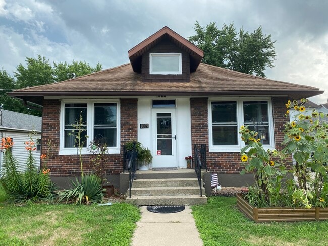 property at 1009 W Madison St