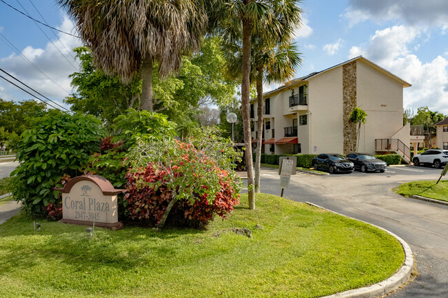 Coral Plaza in Coral Springs, FL - Foto de edificio - Building Photo