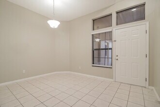 1052 Alpug Ave in Oviedo, FL - Foto de edificio - Building Photo