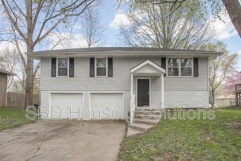1611 SE High Dr in Oak Grove, MO - Foto de edificio