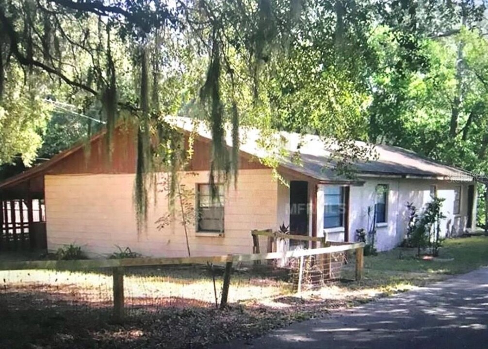 5619 Peach Ave in Seffner, FL - Foto de edificio