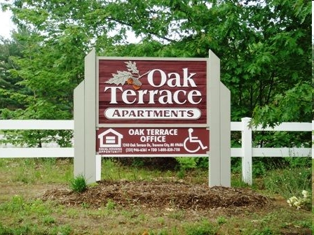 Oak Terrace in Traverse City, MI - Foto de edificio - Building Photo