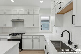 47 Brackett St, Unit 2 in Boston, MA - Foto de edificio - Building Photo