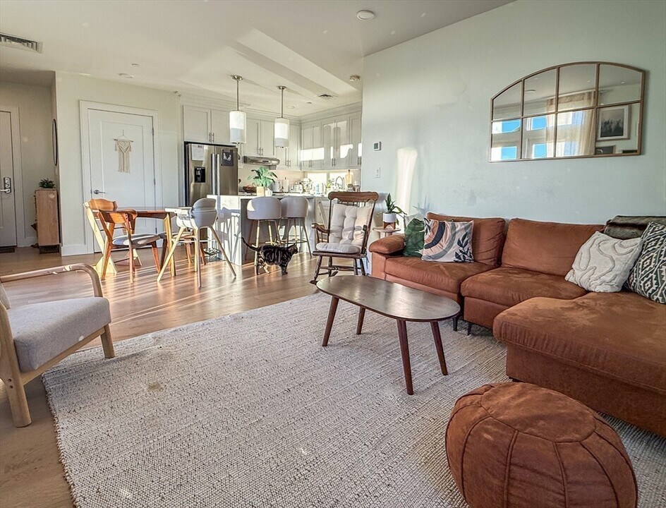 301 Border St in Boston, MA - Building Photo