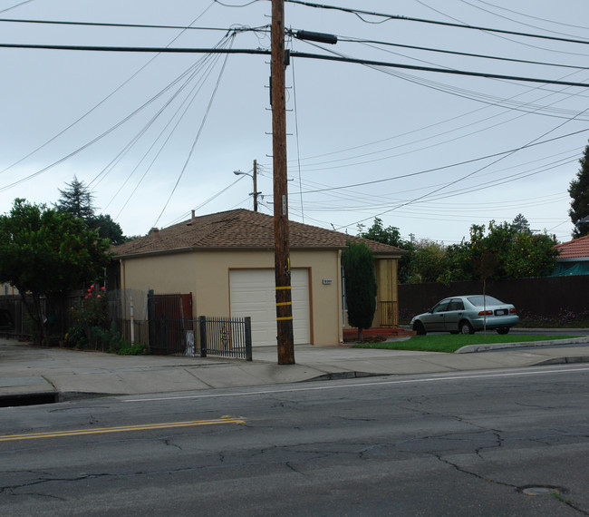 18291 Meekland Ave in Hayward, CA - Foto de edificio - Building Photo