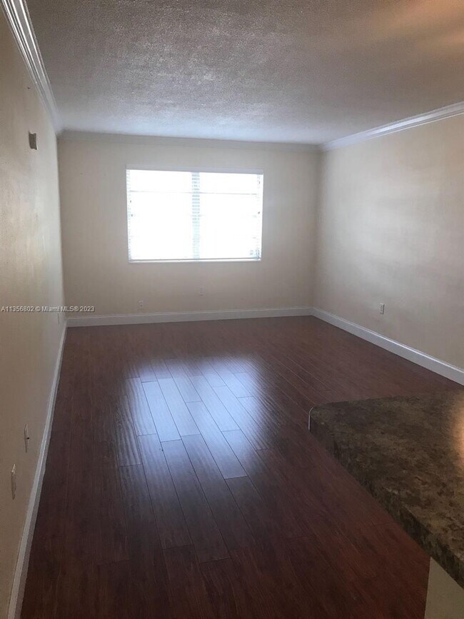 13920 Lake Placid Ct-Unit -B-15 in Hialeah, FL - Building Photo - Building Photo