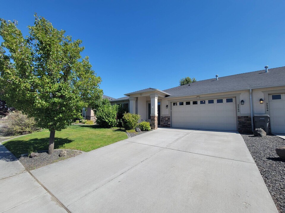 2460 Bramasole Dr Way in Richland, WA - Building Photo