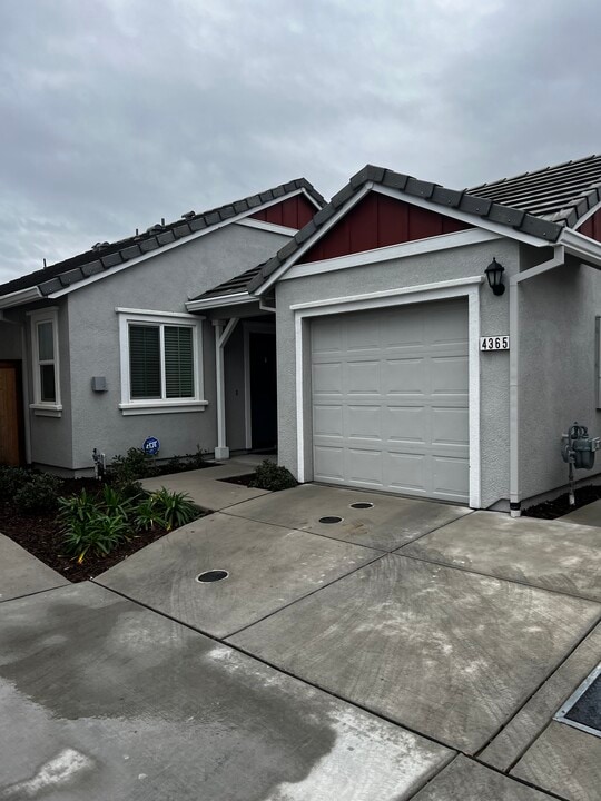 4365 Sage Meadow Ln in Sacramento, CA - Foto de edificio