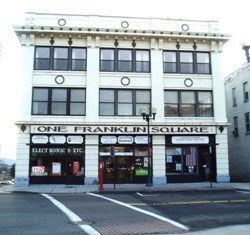 One Franklin Square in Geneva, NY - Foto de edificio