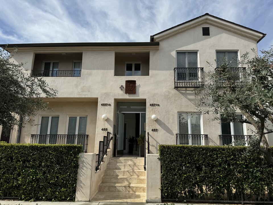 457 N Spaulding Ave, Unit Top Floor w Balcony in Los Angeles, CA - Building Photo