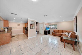 1054 SW 124th Ct in Miami, FL - Building Photo - Building Photo