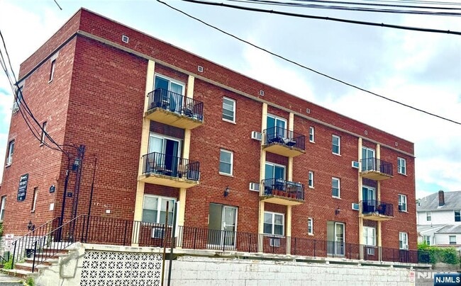 68 W Main St in Bogota, NJ - Foto de edificio - Building Photo