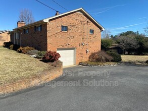 230 Dominion Dr in Waynesboro, VA - Building Photo - Building Photo