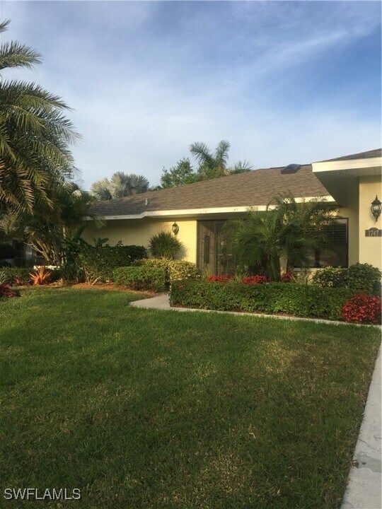 1747 Sandpiper St in Naples, FL - Foto de edificio