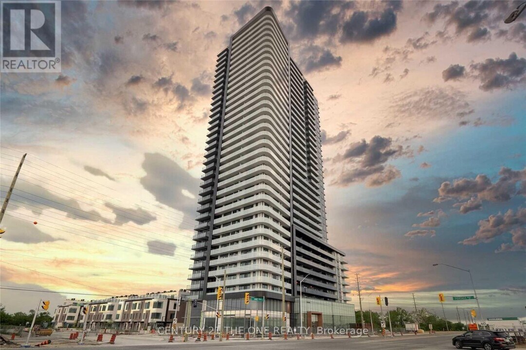 7895-7895 Jane St in Vaughan, ON - Building Photo