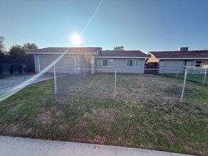 1743 N Maple St in Visalia, CA - Building Photo - Building Photo