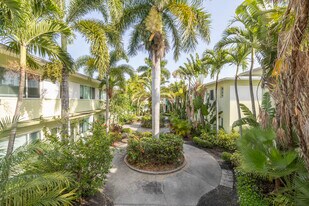 Colony Apartments in St. Petersburg, FL - Building Photo
