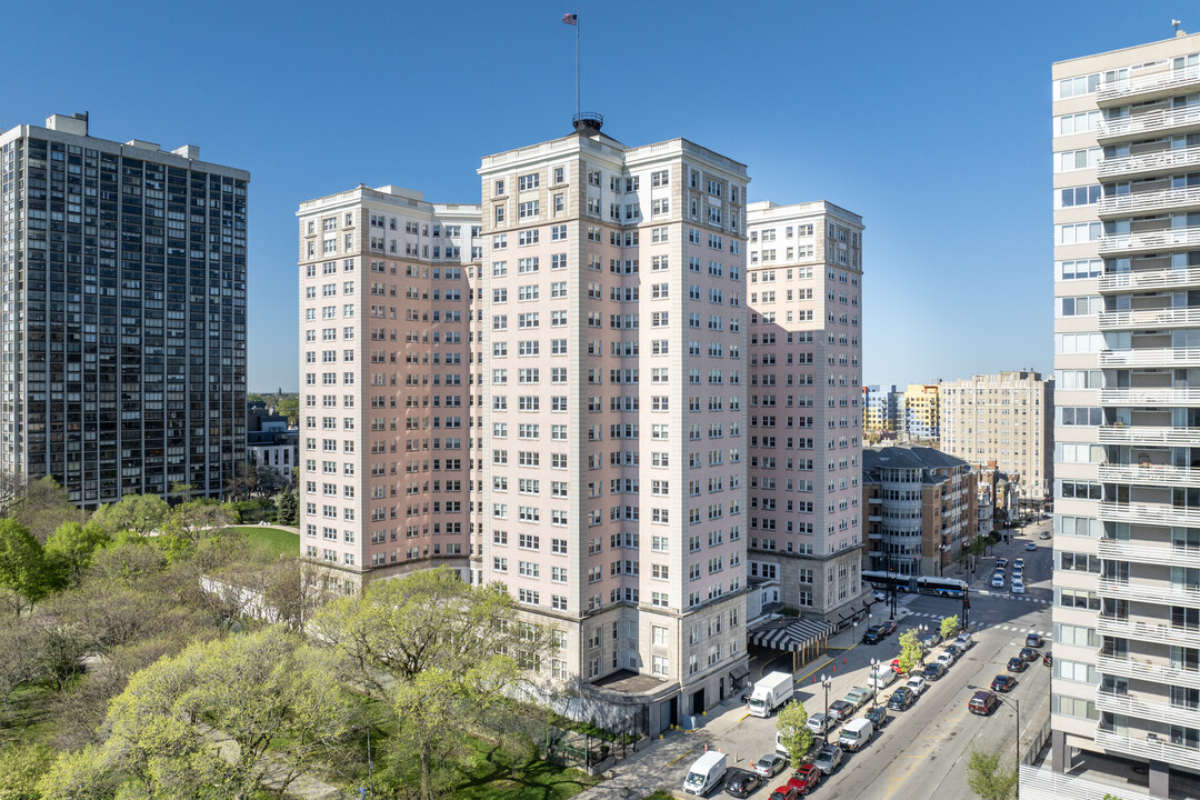 Edgewater Beach Apartments in Chicago, IL - Building Photo