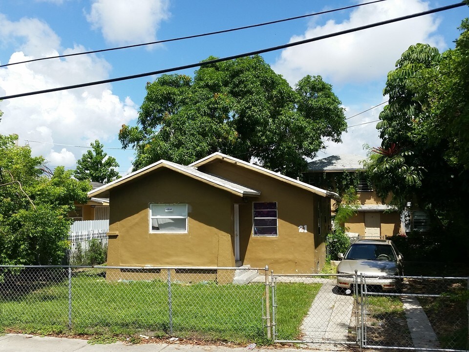 21 NE 53rd St in Miami, FL - Building Photo